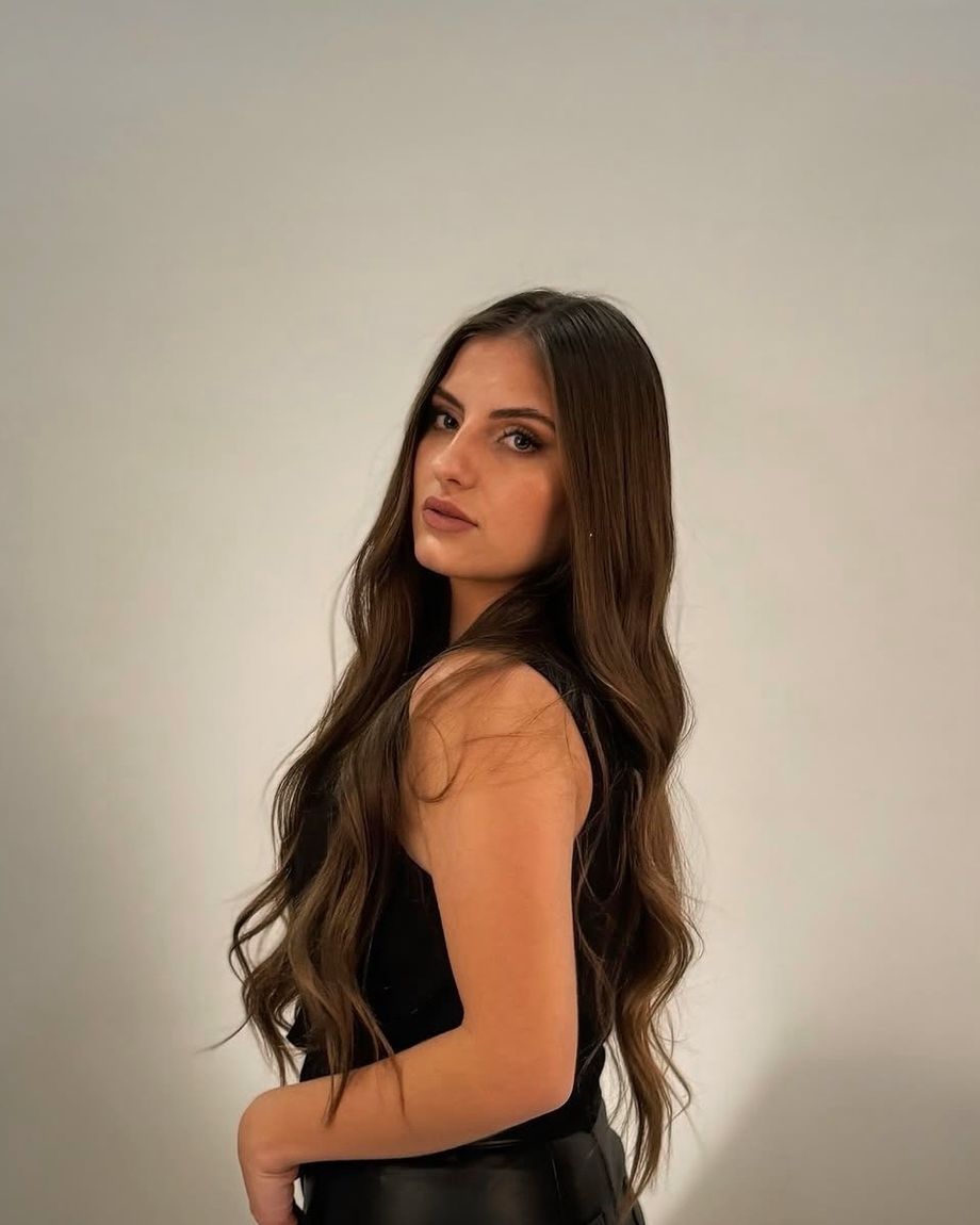 Camila Louise em retrato, com fundo claro
