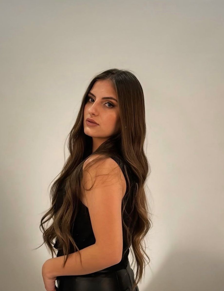 Camila Louise em retrato, com fundo claro