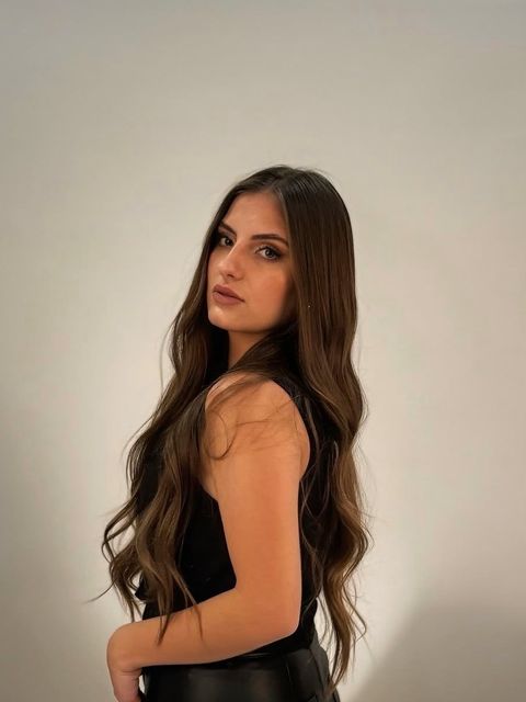 Camila Louise em retrato, com fundo claro